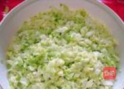 包菜鲜肉锅贴的做法图解1