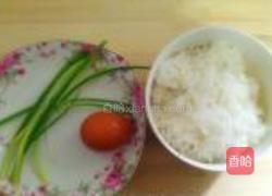 葱香蛋炒饭的做法图解1
