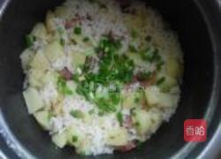 土豆腊肠焖饭的做法图解10