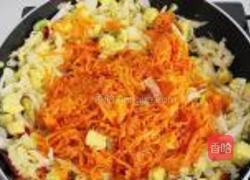 胡萝卜卷心菜炒馒头的做法图解8