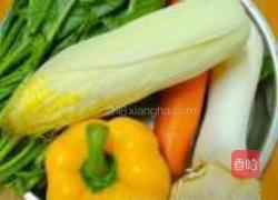 三色鸡腿菇猪肉饺的做法图解1