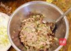 韭黄白菜猪肉饺的做法图解3