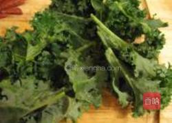 油果羽衣甘藍沙拉的做法图解2