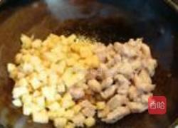 红烧肉焖饭的做法图解5