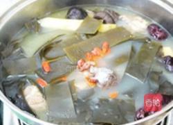 海带枸杞排骨汤的做法图解4