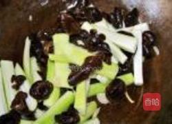 丝瓜木耳烩彩面的做法图解4