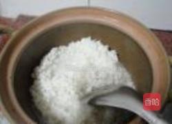 彩蔬腊味煲仔饭的做法图解3