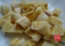 桑葚香蕉奶昔的做法图解3