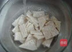腊肉炒老芋头的做法图解2