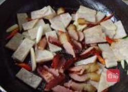 腊肉炒老芋头的做法图解7