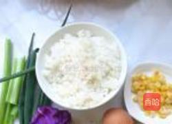 芹菜紫甘兰蛋炒饭的做法图解1