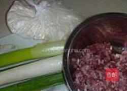 猪肉大葱馅锅贴的做法图解1
