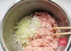 猪肉大葱水煎包的做法图解3
