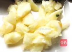 扣肉炒河粉的做法图解2