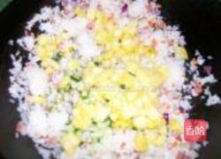 五彩菠萝炒饭的做法图解7
