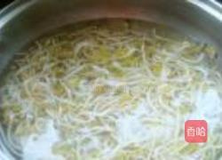 豆芽肉丝焖饼的做法图解2