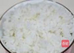 胡萝卜青菜肉蛋炒饭的做法图解1