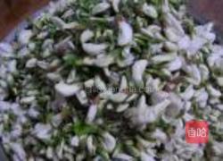 槐花麦饭的做法图解1