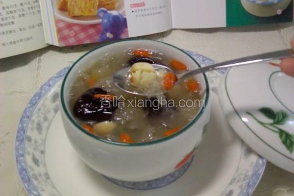 银耳红枣枸杞养颜汤