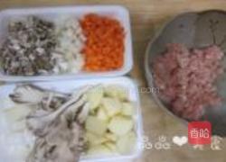 蘑菇鸡肉酱浇头面的做法图解1