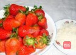 糖水草莓的做法图解1