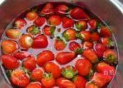 糖水草莓的做法图解2