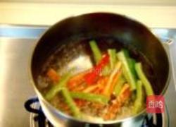 酥核桃釀墨鱼意面的做法图解2