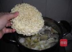 娃娃菜牛肉丸方便面的做法图解7