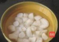 荸荠蜜枣银耳羹的做法图解2