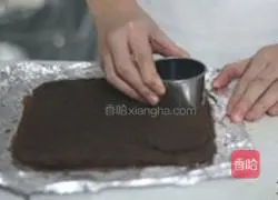 巧克力五瓣花蛋糕的做法图解1