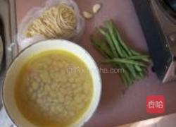 鸡汤四季豆焖面的做法图解1
