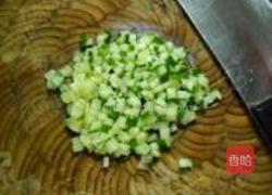 黄瓜煎鸽蛋的做法图解2
