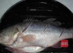 胡萝卜鲈鱼的做法图解1