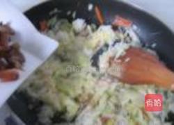 口蘑卷心菜肉炒饭的做法图解7