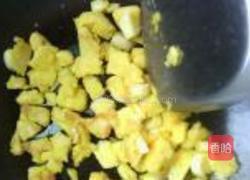 蛋包馒头炒饭的做法图解2