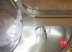 奶茶蜜豆蛋糕卷的做法图解2