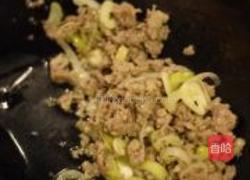 土豆丁肉末炒疙瘩的做法图解2