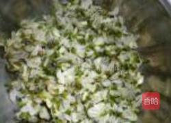 槐花饺子的做法图解1