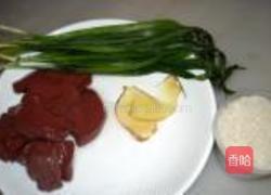 猪红韭菜粥的做法图解1
