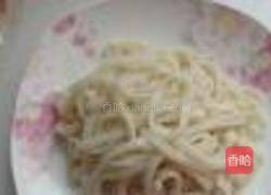 火腿鸡蛋炸酱面的做法图解2