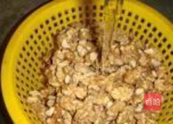 挂霜核桃的做法图解2