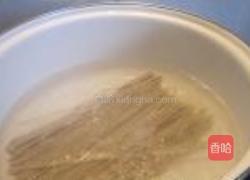 生菜牛肉芥麦面的做法图解2