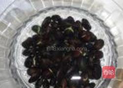 黑芝麻核桃黑豆糊的做法图解2