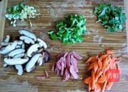 什锦炒意面的做法图解2