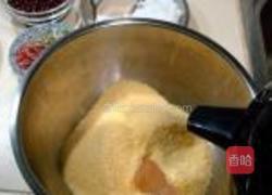 蜜枣玉米面发糕的做法图解1