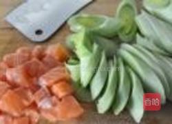 土豆大葱三文鱼馅饼的做法图解2