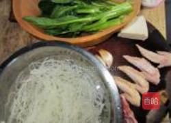 红烧翅尖汤米粉的做法图解1