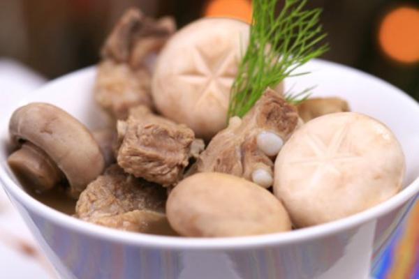 白蘑菇排骨汤