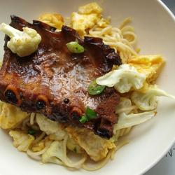 烤排骨配鸡蛋菜花炒面的做法[图]