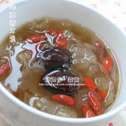 红枣枸杞银耳羹的做法[图]